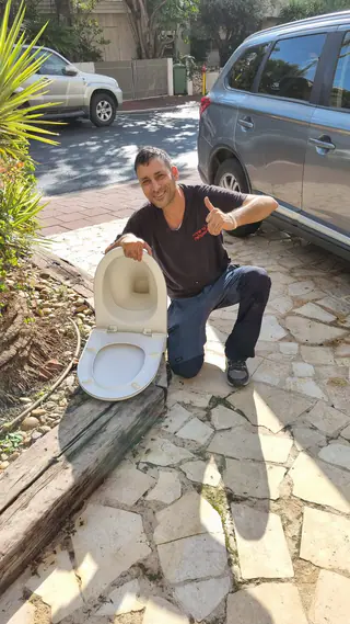 עבודה של קובי, אינסטלטור (216)