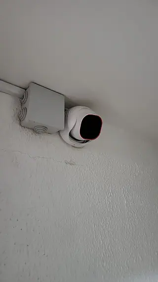 עבודה של דניס, טכנאי אזעקות ומצלמות (5)