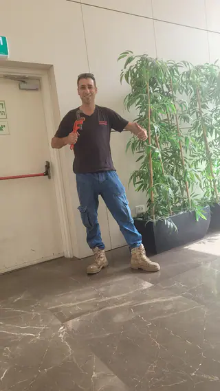 עבודה של קובי, אינסטלטור (76)