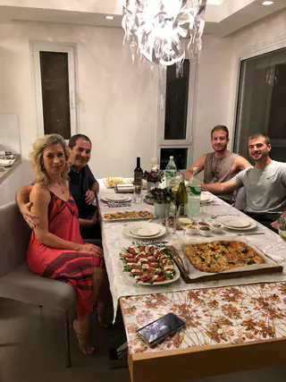 עבודה של גיא, חברת קייטרינג (82)