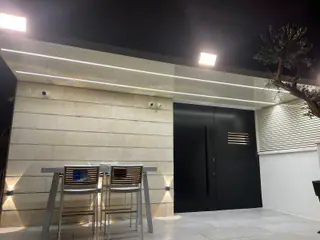 עבודה של ישי, מתקין סוככים (26)