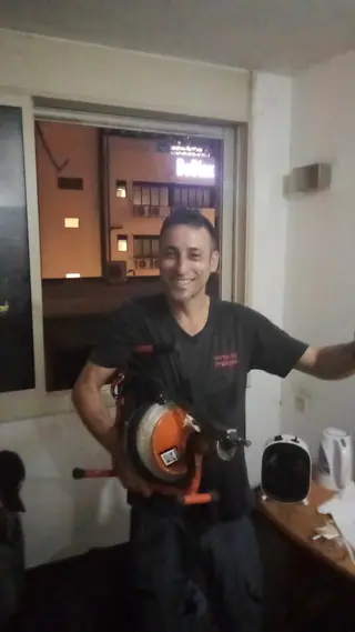 עבודה של קובי, אינסטלטור (41)