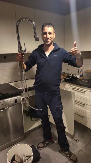 עבודה של קובי, אינסטלטור (126)