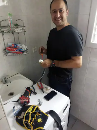 עבודה של רפאל, חשמלאי (1)