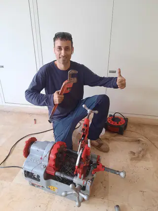 עבודה של קובי, אינסטלטור (97)