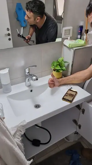 עבודה של קובי, אינסטלטור (204)