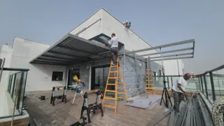 עבודה של ישי, מתקין סוככים (23)