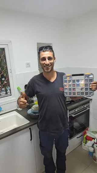 עבודה של קובי, אינסטלטור (50)
