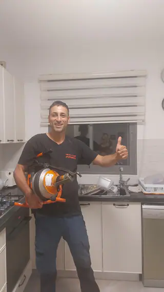עבודה של קובי, אינסטלטור (57)