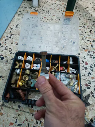 עבודה של קובי, אינסטלטור (180)