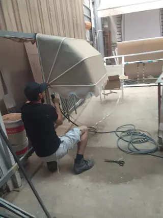עבודה של שי, מתקין סוככים (5)