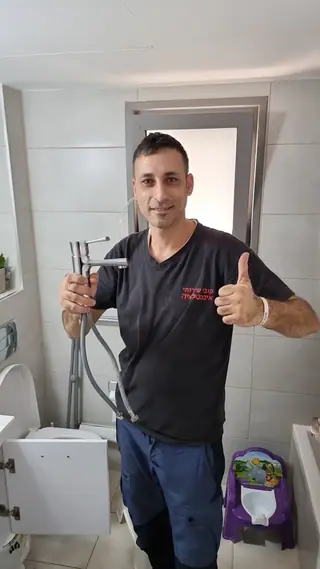 עבודה של קובי, אינסטלטור (202)