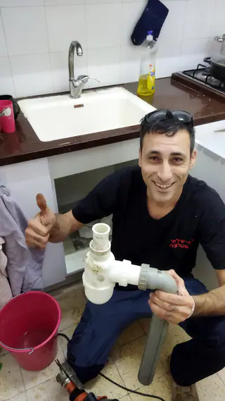 עבודה של קובי, אינסטלטור (219)