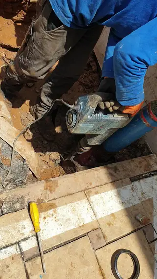 עבודה של קובי, אינסטלטור (86)