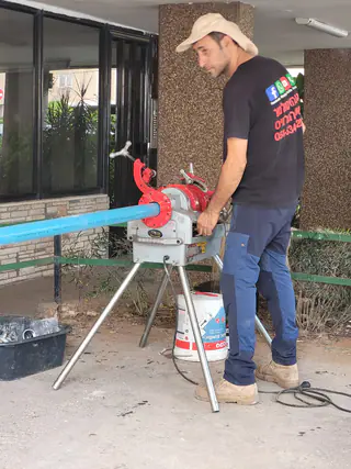 עבודה של קובי, אינסטלטור (68)