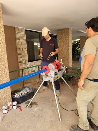 עבודה של קובי, אינסטלטור (63)