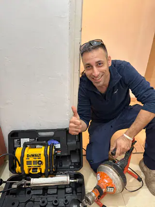 עבודה של קובי, אינסטלטור (116)