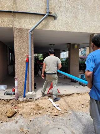עבודה של קובי, אינסטלטור (67)