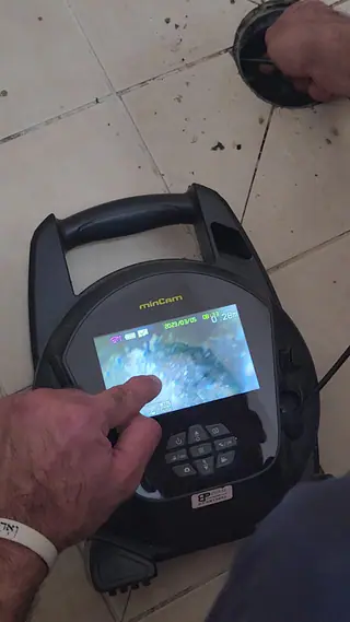 עבודה של קובי, אינסטלטור (118)