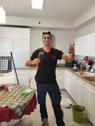 עבודה של קובי, אינסטלטור (47)