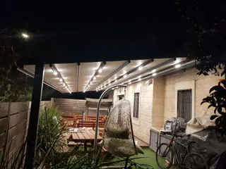 עבודה של בן, מתקין סוככים (40)