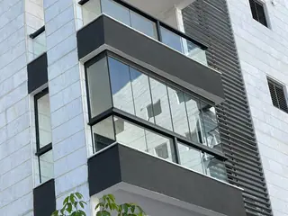 עבודה של ספרטק, סגירת מרפסת זכוכית (42)