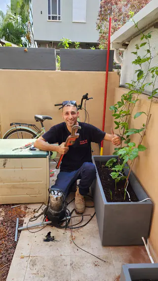 עבודה של קובי, אינסטלטור (34)