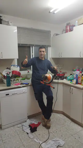 עבודה של קובי, אינסטלטור (183)