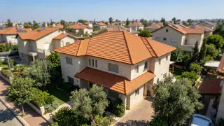 החלפת גג רעפים מחיר למטר 2026: כל מה שחשוב לדעת + המלכודות איור למאמר: החלפת גג רעפים מחיר למטר