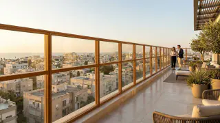 מעקה זכוכית ועץ 2026: כל מה שחשוב לדעת + המלכודות איור למאמר: מעקה זכוכית ועץ