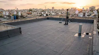 כמה עולה זיפות גג למר? איור למאמר: כמה עולה זיפות גג למר?