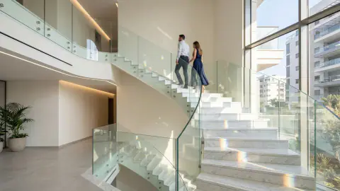 איור למאמר: מעקה זכוכית למדרגות