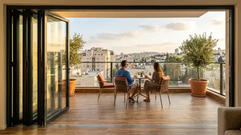 איור למאמר: כמה עולה דלת ויטרינה למרפסת?
