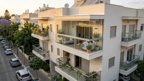 איור למאמר: איך סוגרים מרפסת שמש בזכוכית?