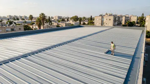 כמה עולה איטום גג פנל מבודד? מחירון 2026 מלא איור למאמר: כמה עולה איטום גג פנל מבודד? מחירון מלא