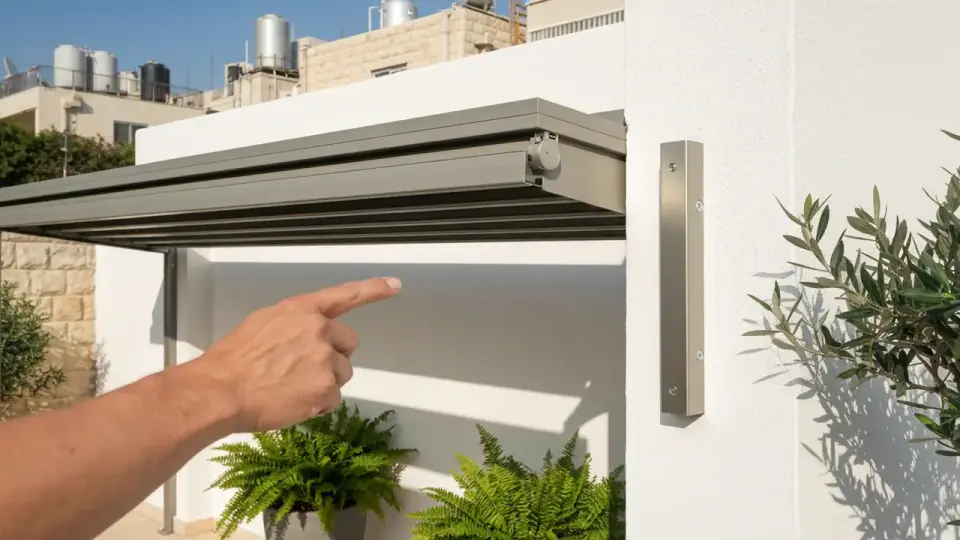 מה ההבדל בין פרגולה מתקפלת חשמלית לפרגולה קבועה?