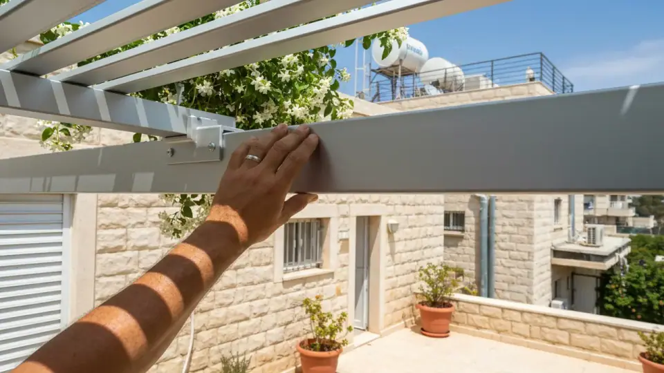 בדי הצללה לגינה: סוגים, עמידות ובחירה נכונה מתקין פרגולות אלומיניום