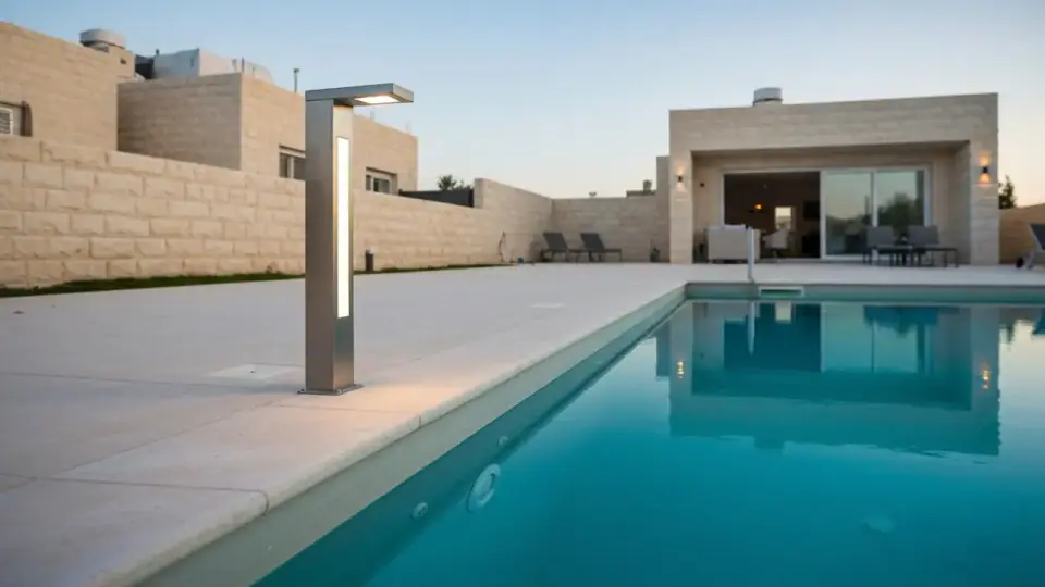 התקנת עמודי תאורה ותאורה לבריכה חשמלאי