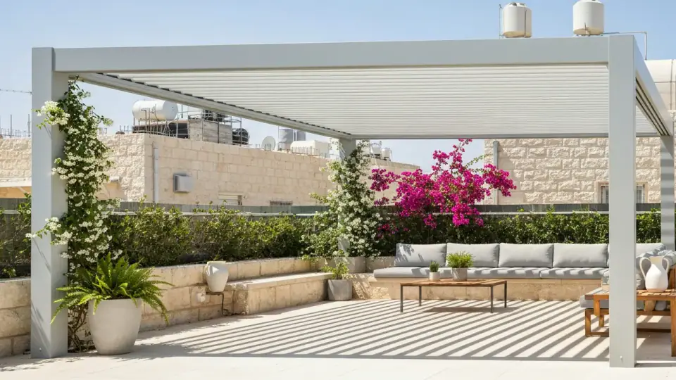 תהליך התקנת פרגולת אלומיניום שלב אחרי שלב מתקין פרגולות אלומיניום