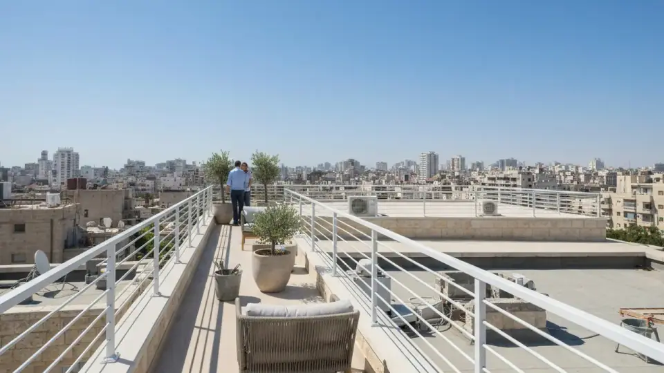 מעקה לגג מחיר 2026: כל מה שחשוב לדעת + המלכודות