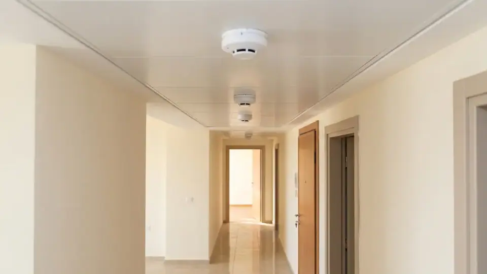 כמה גלאי עשן צריך בבית, ואיך זה משפיע על מחיר ההתקנה הכולל? כמה גלאי עשן צריך בבית, ואיך זה משפיע על מחיר ההתקנה הכולל?