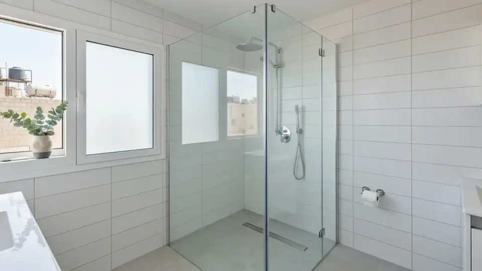 איך שומרים על מקלחון 80 על 80 זול לאורך זמן ומונעים נזילות?
