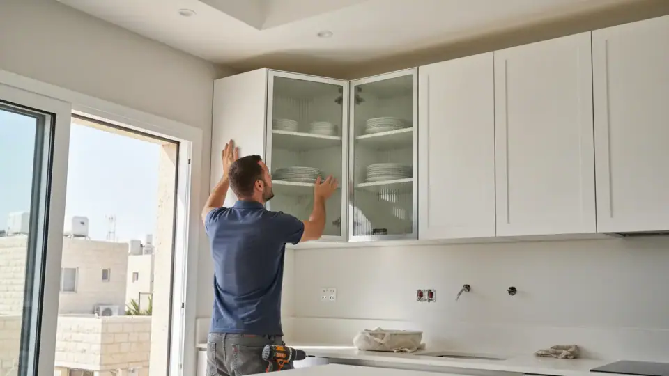 מה מיוחד בארון מטבח עליון פינתי ובארונות מטבח מזכוכית?