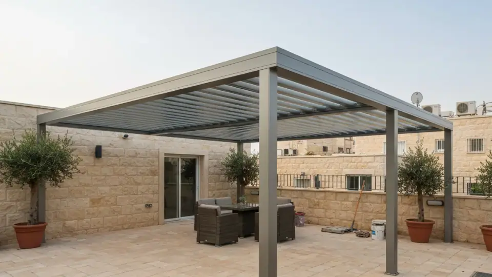 מרזב פרגולה והחלפת סנטף: העלויות שלא רואים מראש קבלן אלומיניום