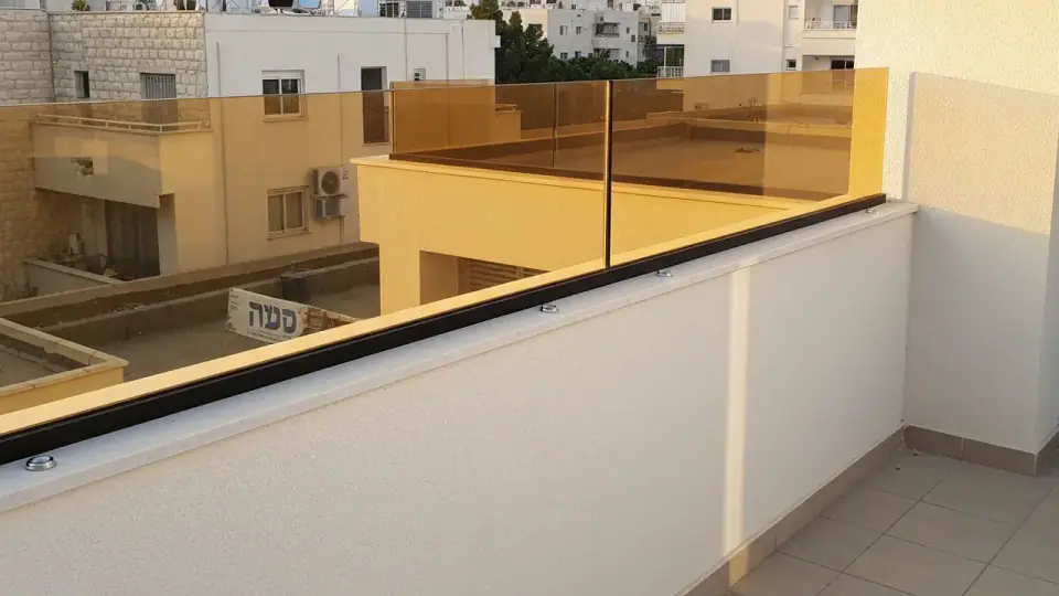 תוספת מעקה למרפסת מעל מעקה קיים פתרון או בזבוז כסף? תוספת מעקה למרפסת מעל מעקה קיים פתרון או בזבוז כסף?