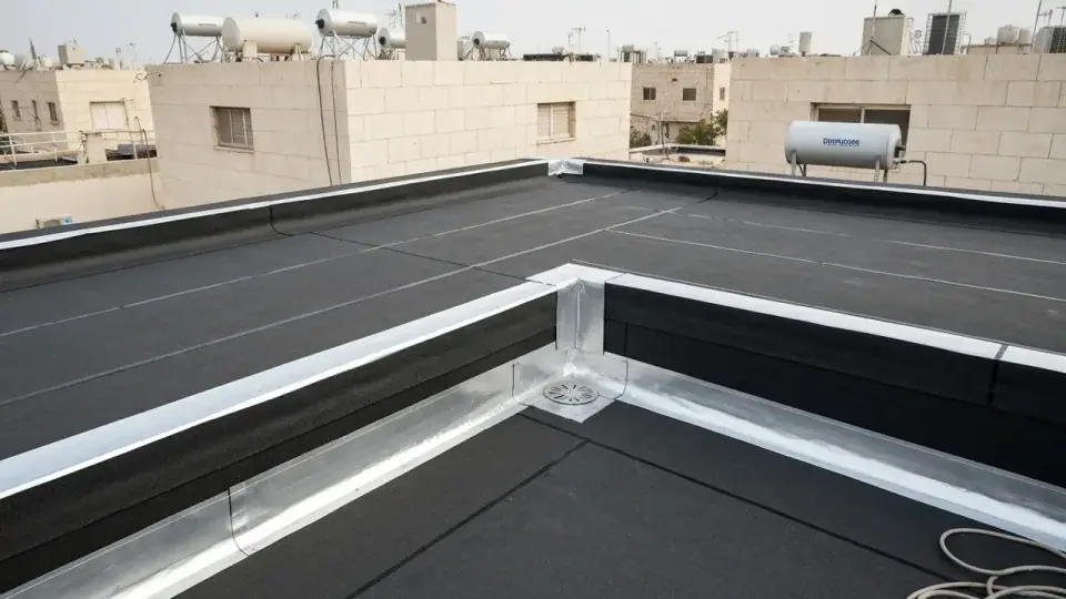 איך משפיע גובה הבניין והנגישות על מחיר איטום גגות למטר?