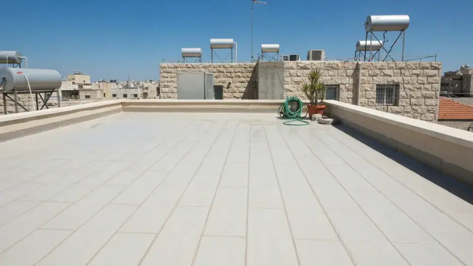 כמה זמן לוקח איטום גג מרוצף ומה מרכיב את המחיר?
